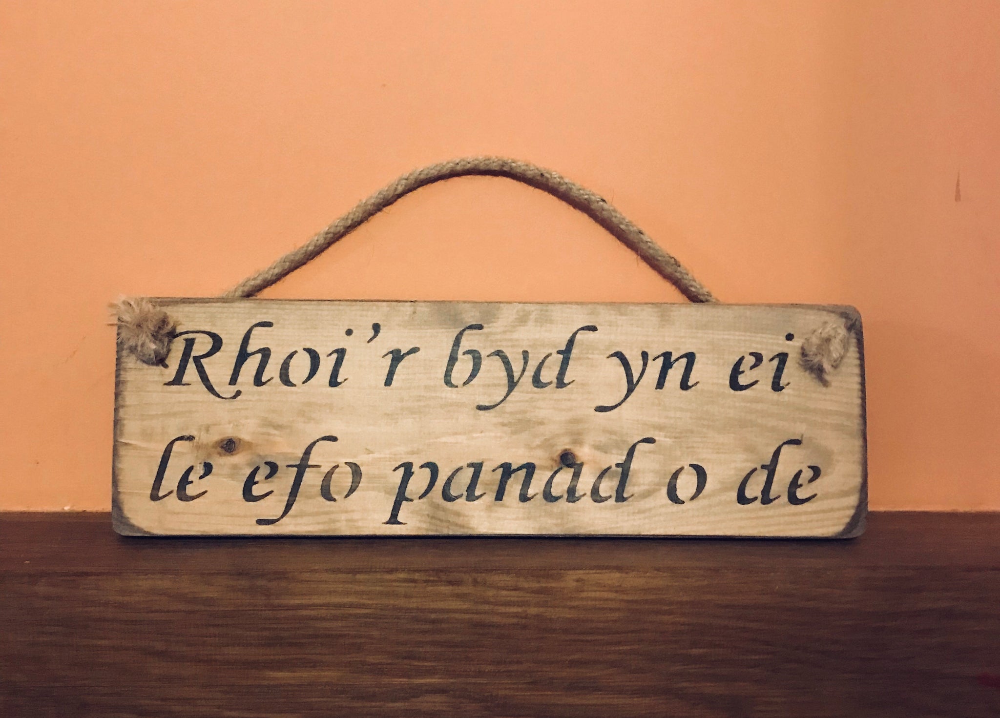 Rhoi’r byd yn ei le efo panad o de
